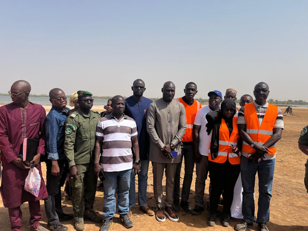 Lire la suite à propos de l’article Visite de terrain de la société Eiffage dans le cadre du bitumage de la route firgui -Dabaly -Kayemor .